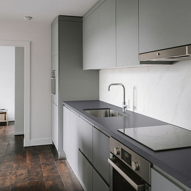 Искусственный камень Staron ES582 Sleeksilver